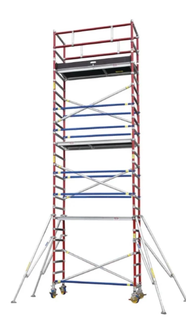 Torre móvil de aluminio con plataforma, barandas y estabilizadores desplegados